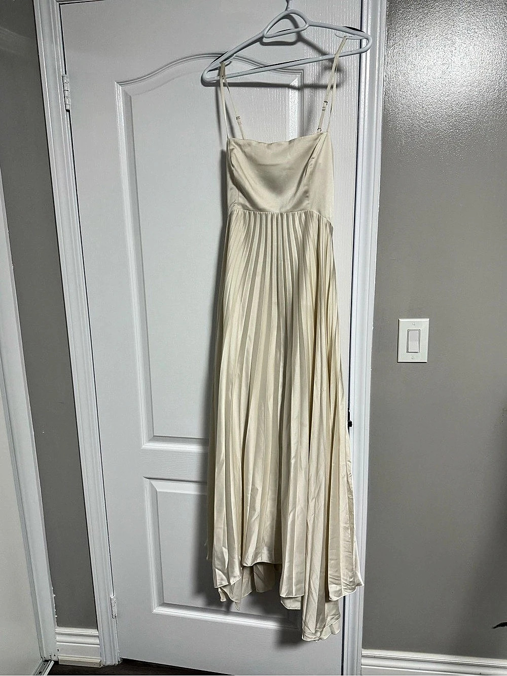 Abercrombie & Fitch The A&F Giselle Clasp-Back Pleated Midi Dress Giselle